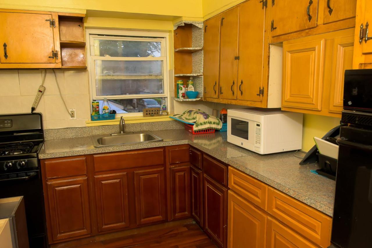 One-bed-that-will-hold-a-family-of-two-people Séjour chez l'habitant New York