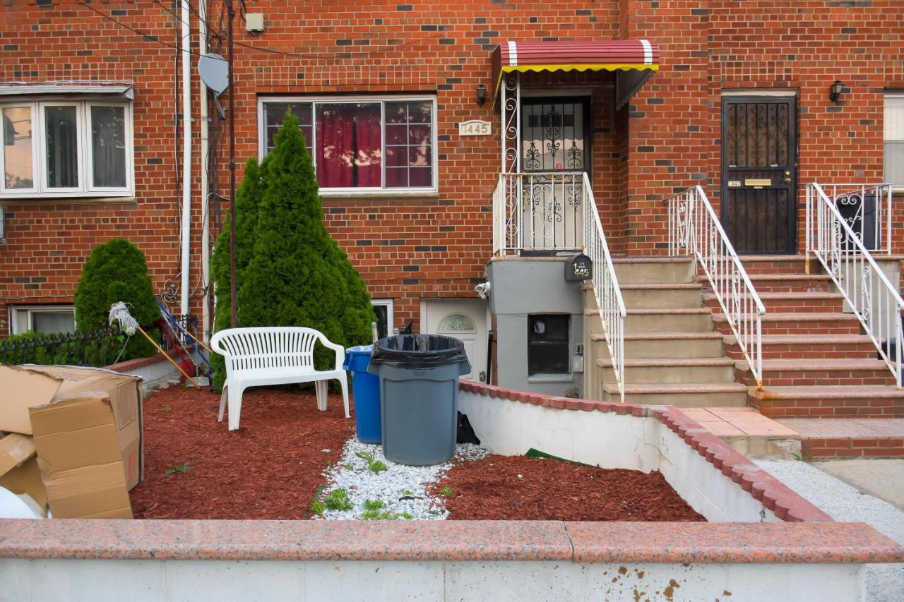 Séjour chez l'habitant One-bed-that-will-hold-a-family-of-two-people