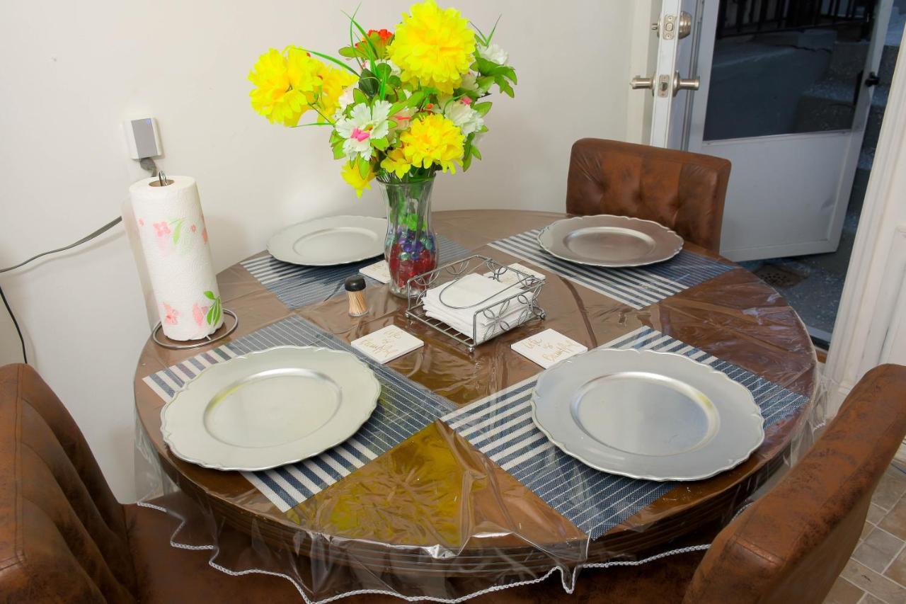 Séjour chez l'habitant One-bed-that-will-hold-a-family-of-two-people New York